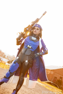 Косплей - прекрасная капитан Ана Амари из Overwatch