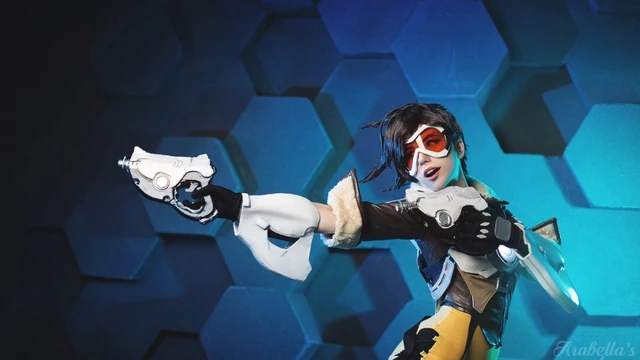 Косплей Трейсер из Overwatch