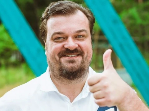 Василий Уткин следит за играми Virtus.pro на TI7