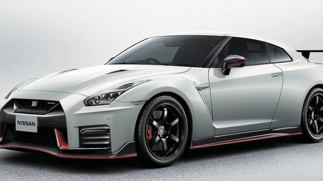 Nissan подключил GT-R к DualShock 4 и разогнал его до 211 км/ч