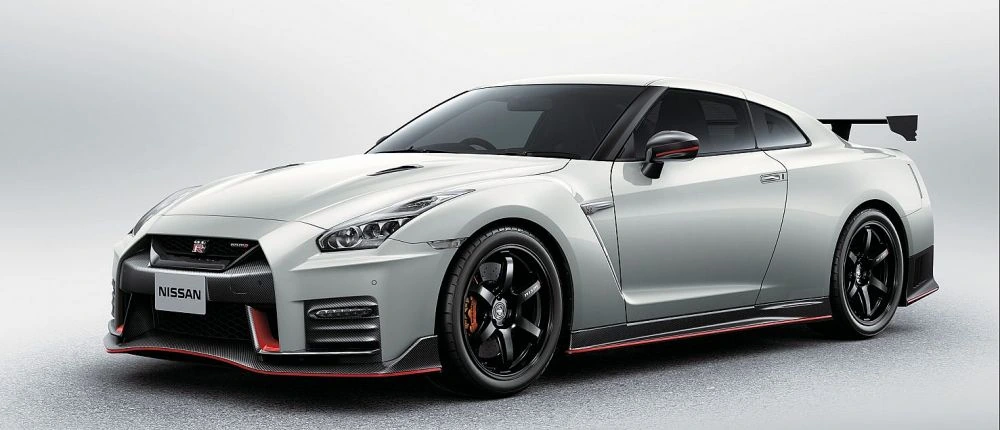 Nissan подключил GT-R к DualShock 4 и разогнал его до 211 км/ч