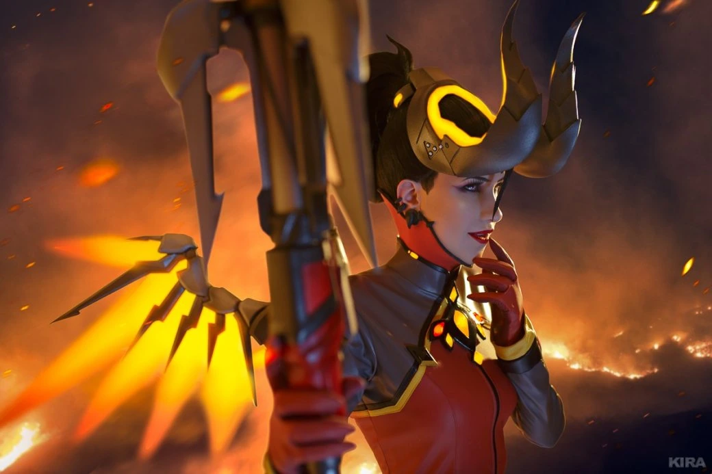 Дьяволица Ангел в огненном косплее по Overwatch