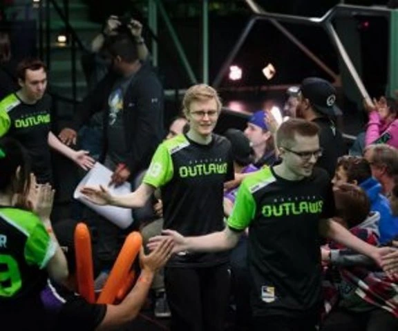 Команда по Overwatch была вынуждена съехать из тренировочного дома из-за соседей