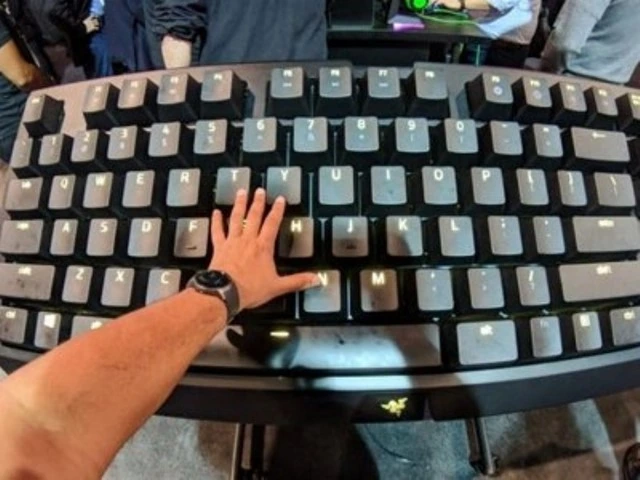 Киберспортсмен сыграл в StarCraft на гигантской клавиатуре