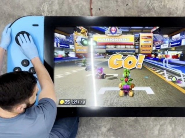 Умелец собрал огромную Nintendo Switch и подарил её детской больнице