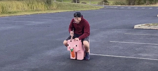 Геймер создал реальную ездовую свинью из Minecraft